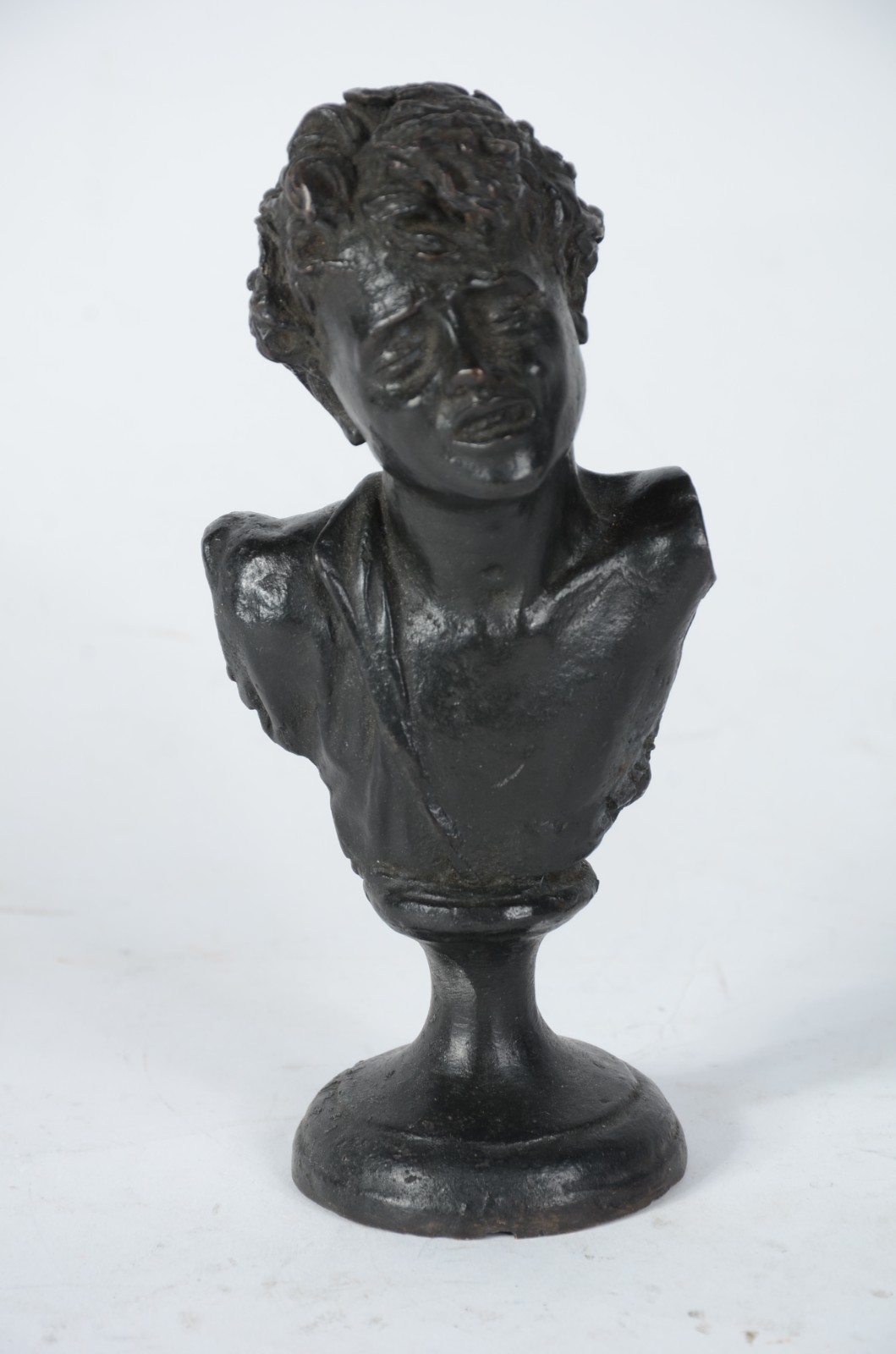 Pequena estatueta em petit bronze representando figura de menino. - foto 1 de 6