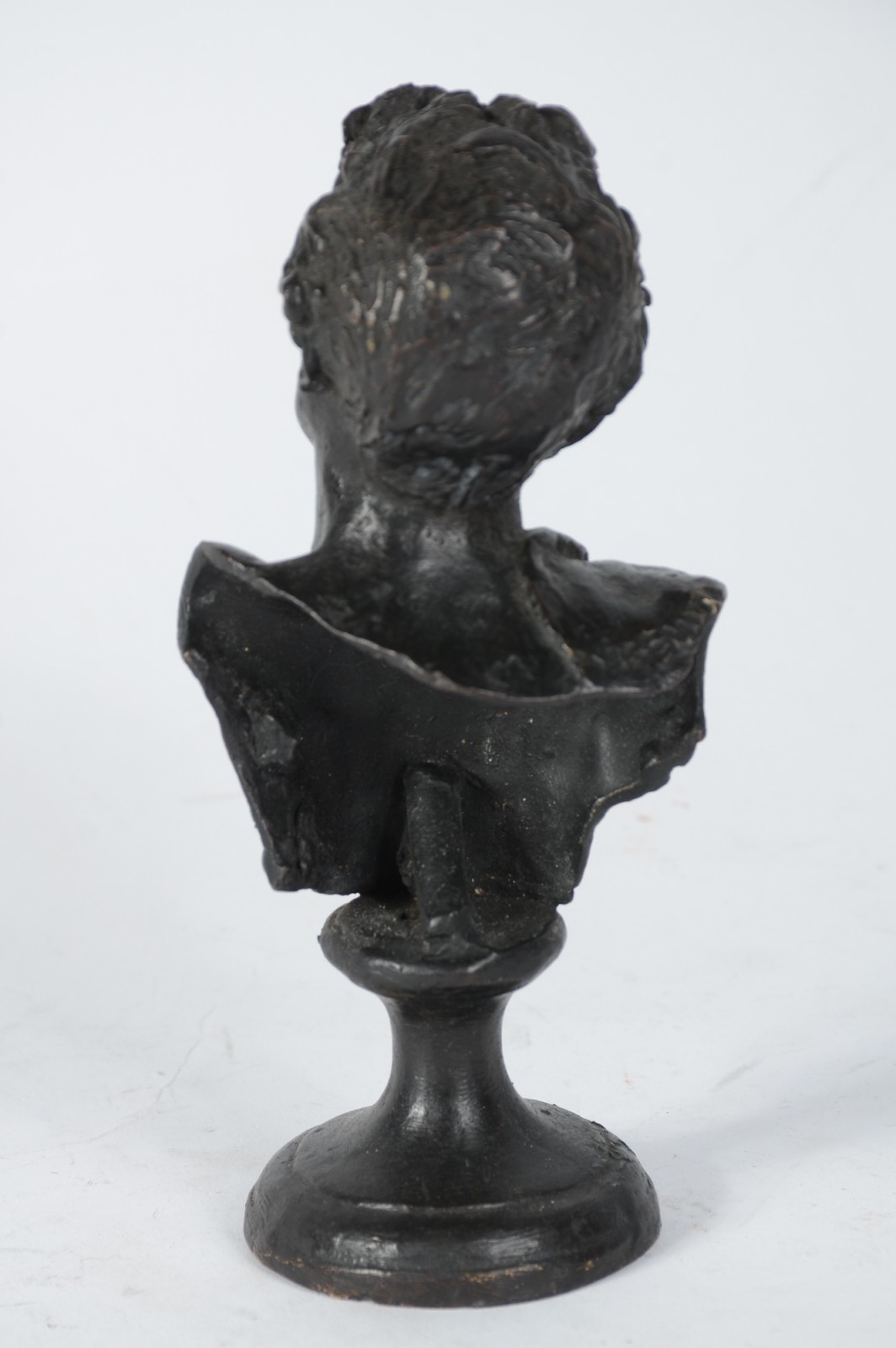 Pequena estatueta em petit bronze representando figura de menino. - foto 2 de 6
