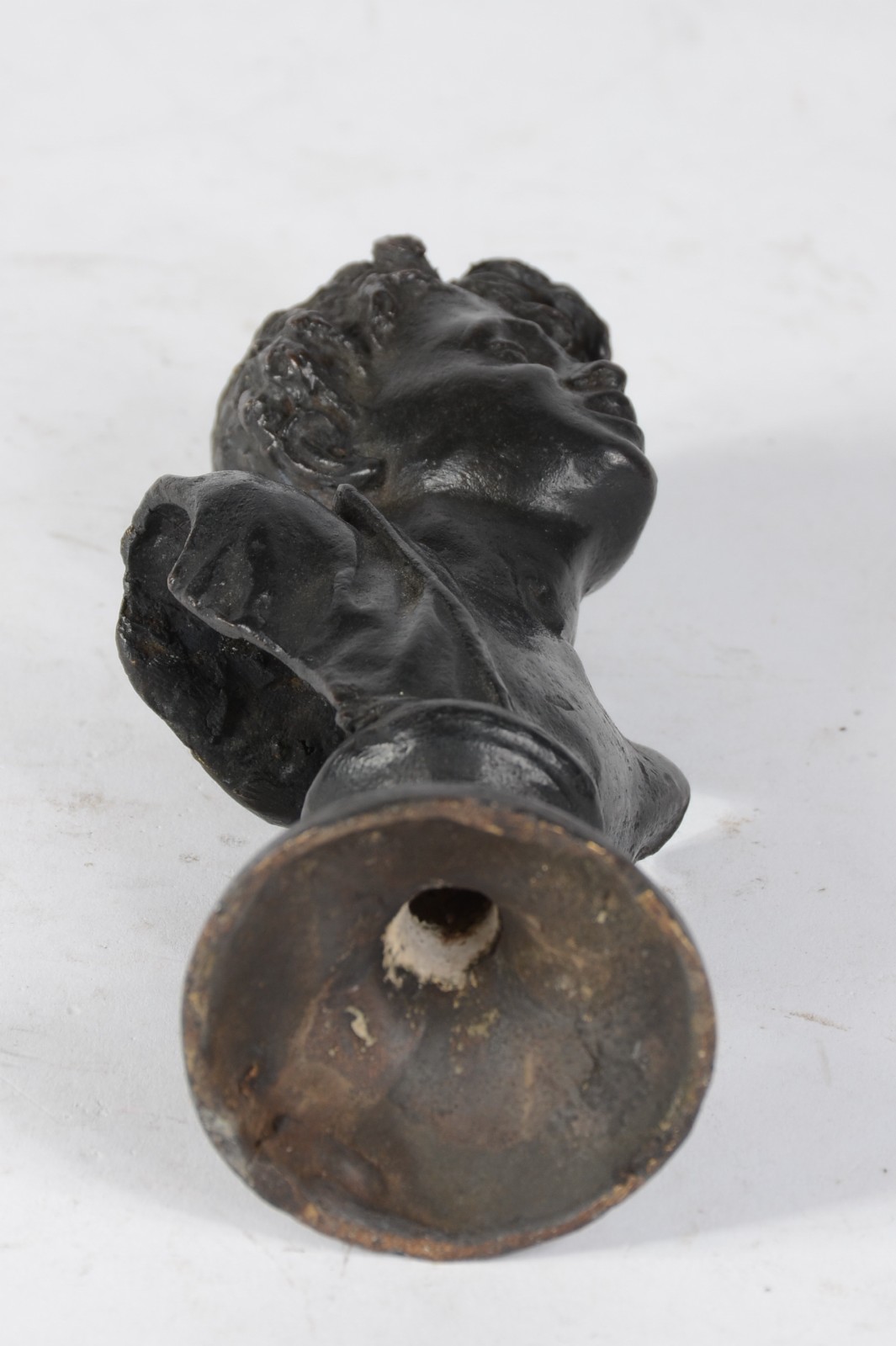 Pequena estatueta em petit bronze representando figura de menino. - foto 3 de 6