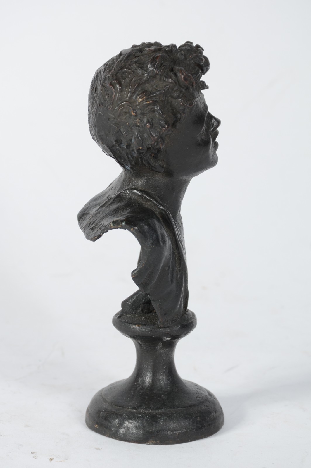 Pequena estatueta em petit bronze representando figura de menino. - foto 4 de 6