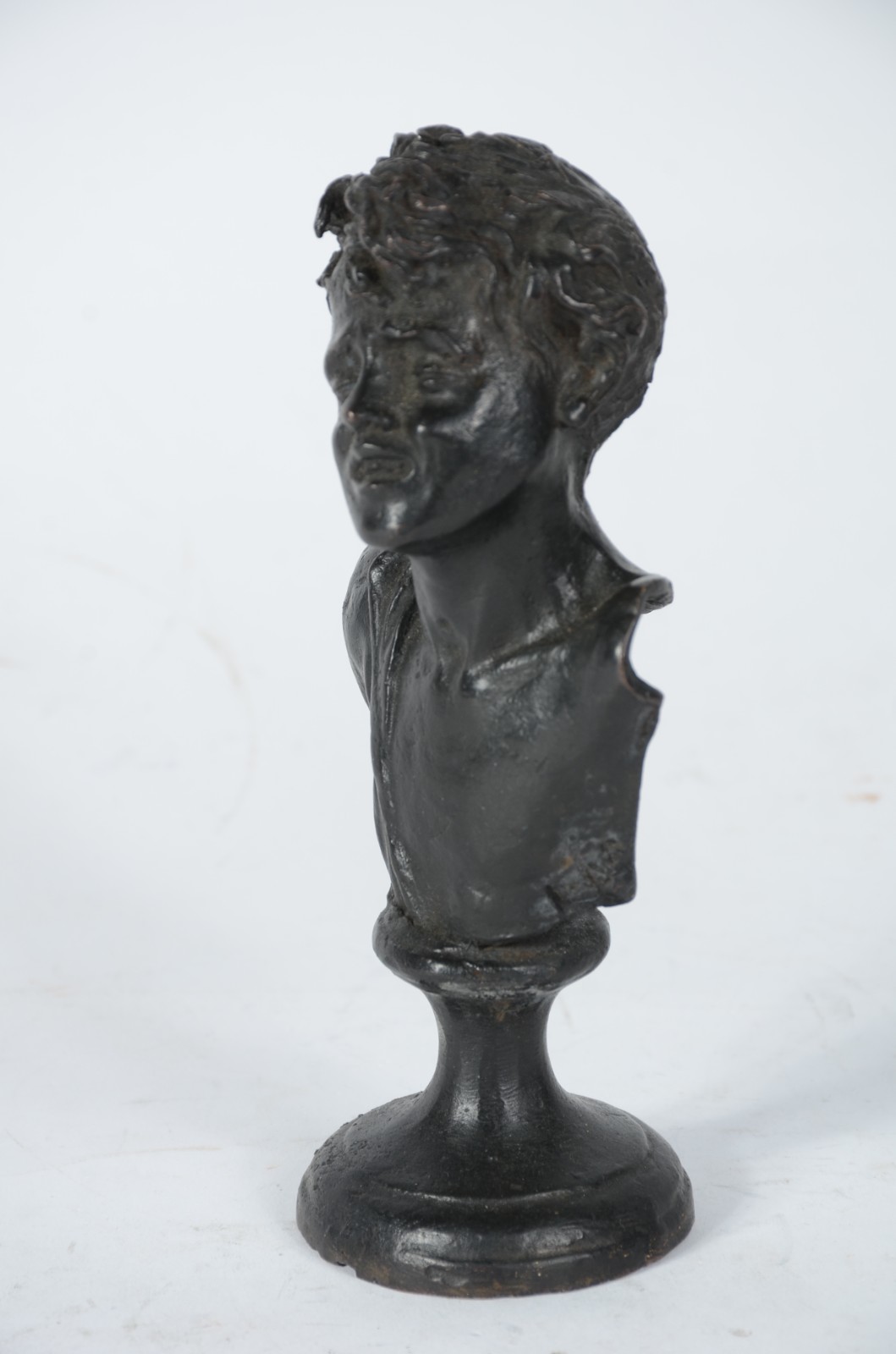 Pequena estatueta em petit bronze representando figura de menino. - foto 5 de 6