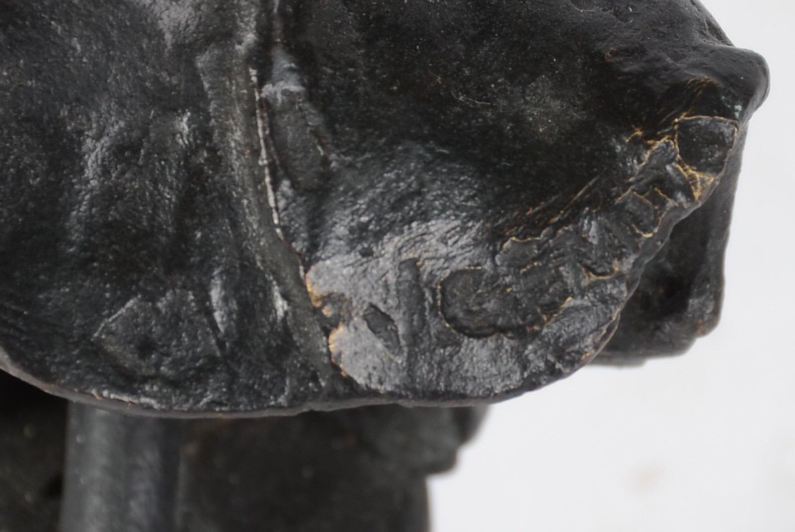 Pequena estatueta em petit bronze representando figura de menino. - foto 6 de 6