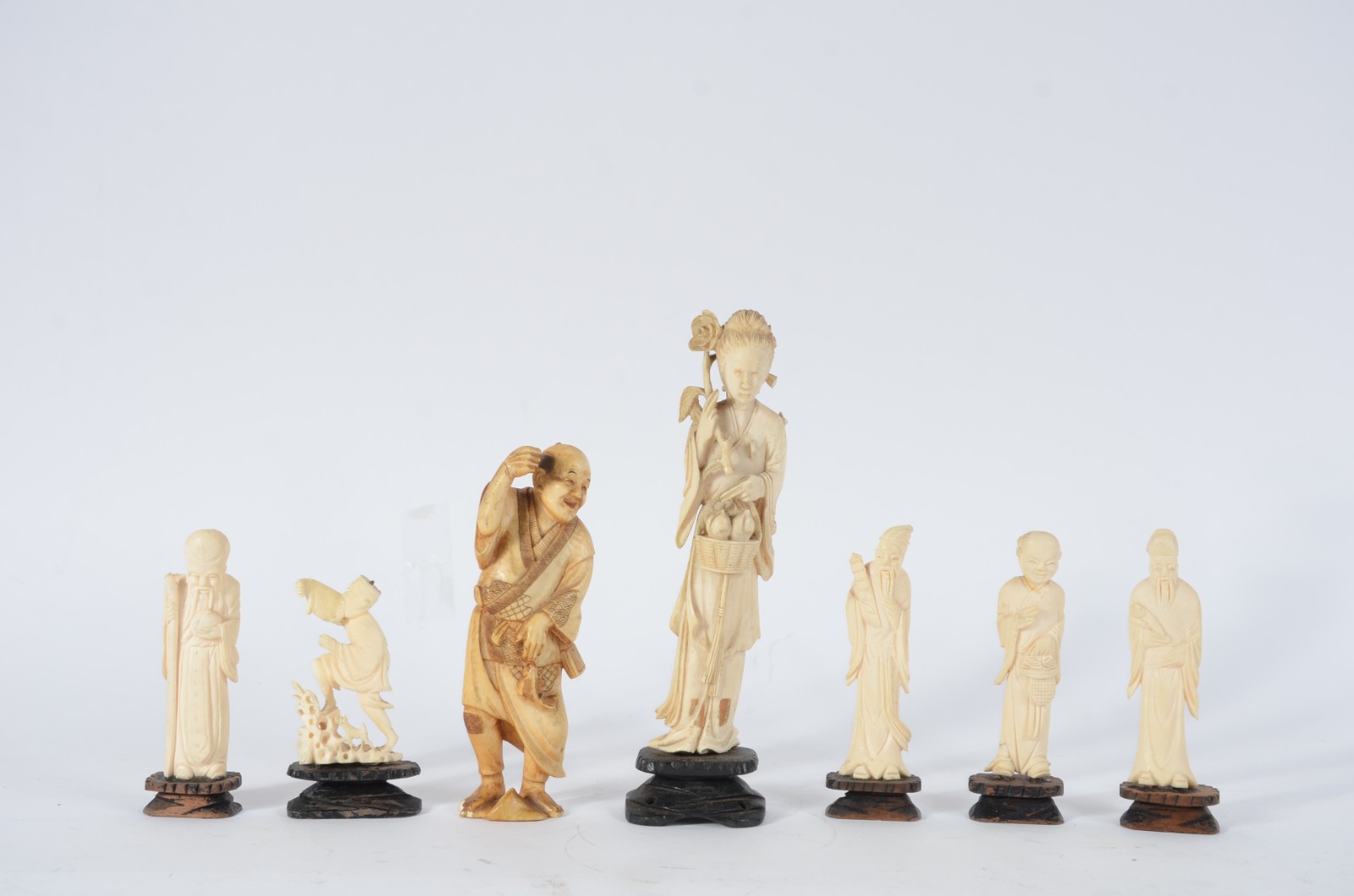 Coleção com 7 peças diversas de marfim, pequenos defeitos, bases de... - foto 1 de 8