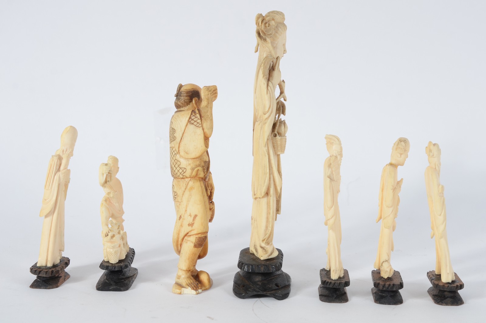 Coleção com 7 peças diversas de marfim, pequenos defeitos, bases de... - foto 3 de 8