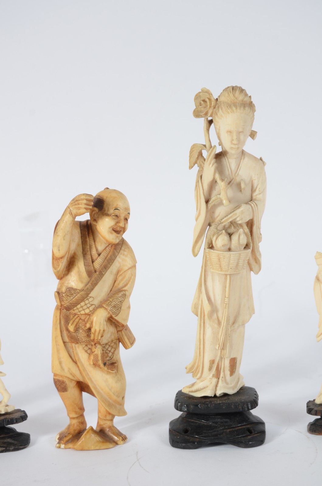 Coleção com 7 peças diversas de marfim, pequenos defeitos, bases de... - foto 5 de 8