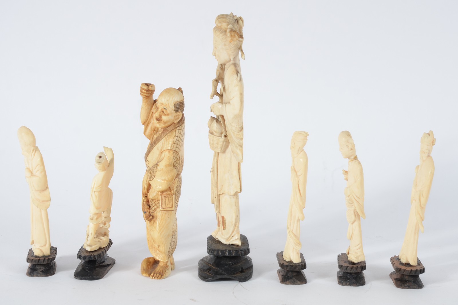 Coleção com 7 peças diversas de marfim, pequenos defeitos, bases de... - foto 6 de 8