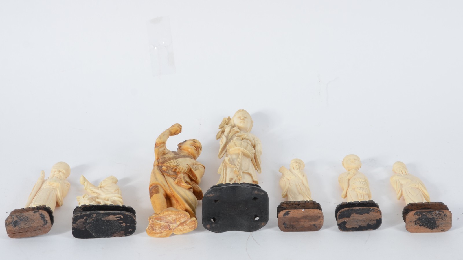Coleção com 7 peças diversas de marfim, pequenos defeitos, bases de... - foto 7 de 8