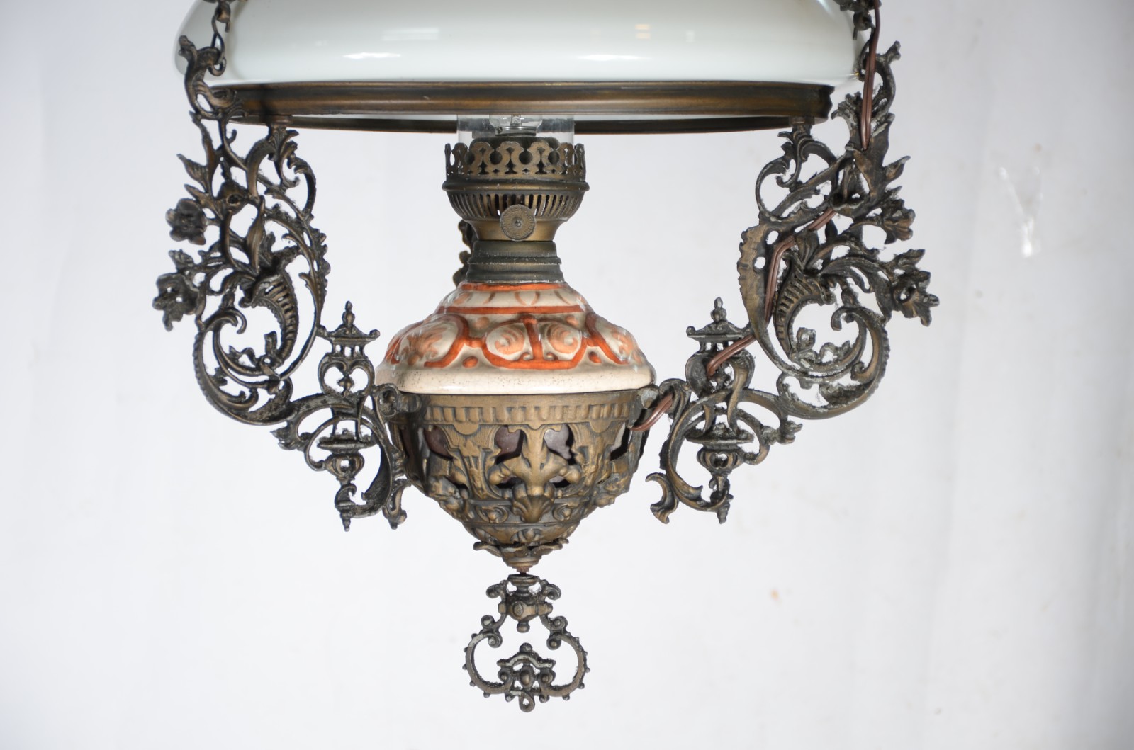 Luminária de teto com bojo de cerâmica e cúpula de vidro opalinado... - foto 2 de 3