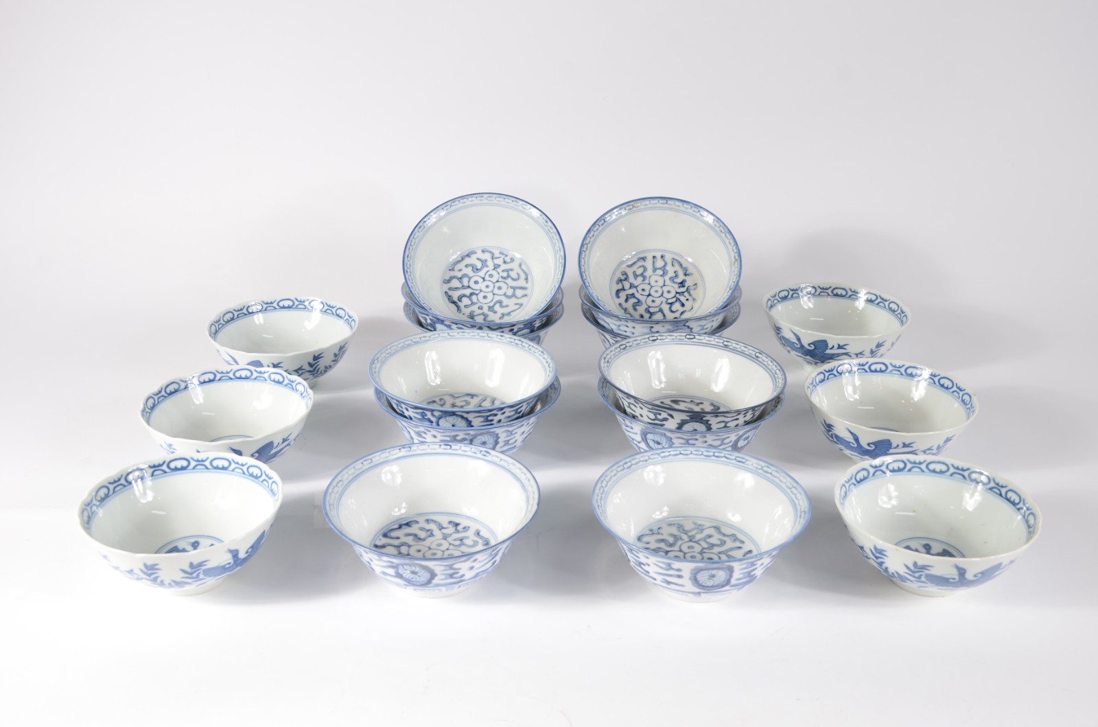 Conjunto com 18 bowls de porcelana oriental azul e branca, sendo 12... - foto 1 de 6