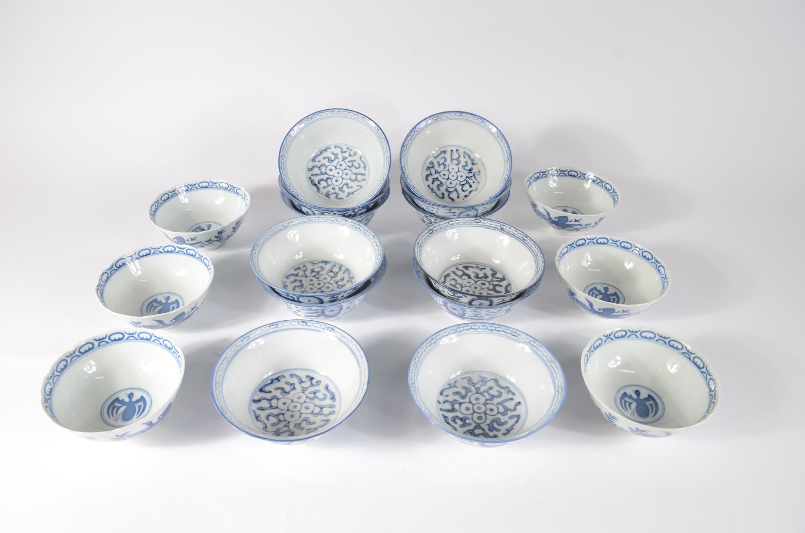 Conjunto com 18 bowls de porcelana oriental azul e branca, sendo 12... - foto 2 de 6