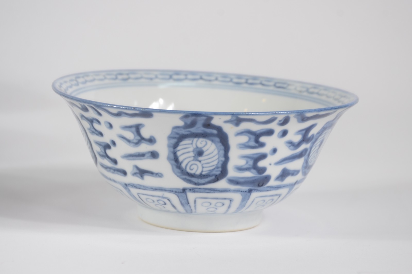 Conjunto com 18 bowls de porcelana oriental azul e branca, sendo 12... - foto 3 de 6