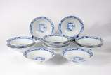 Conjunto com 11 pratos de porcelana oriental az... - Conjunto com 11 pratos de porcelana oriental azul e branca