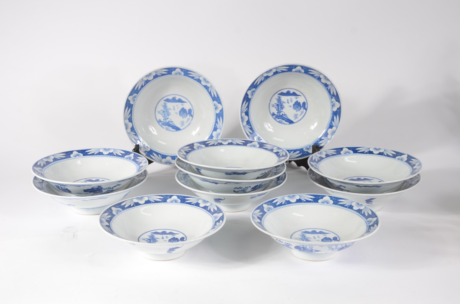 Conjunto com 11 pratos de porcelana oriental azul e branca - foto 1 de 4