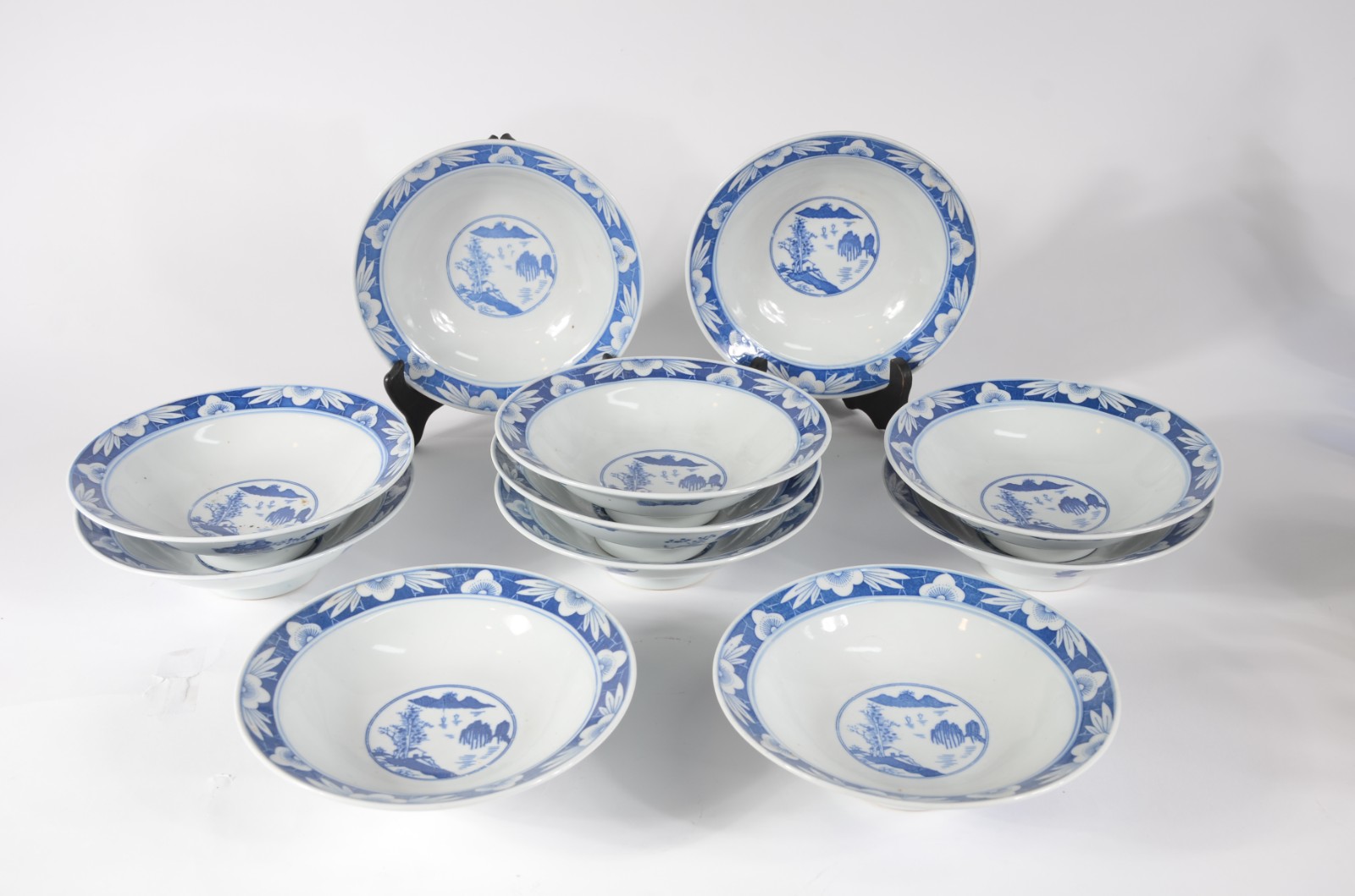 Conjunto com 11 pratos de porcelana oriental azul e branca - foto 2 de 4