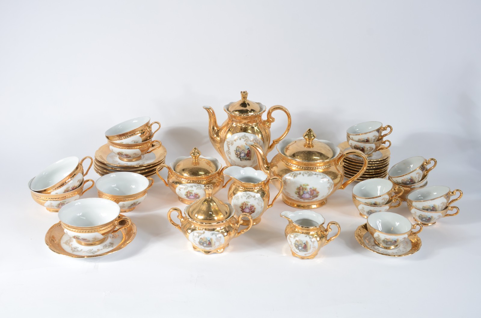 Serviço de chá de porcelana branca, decorado com cenas românticas em... - foto 1 de 7