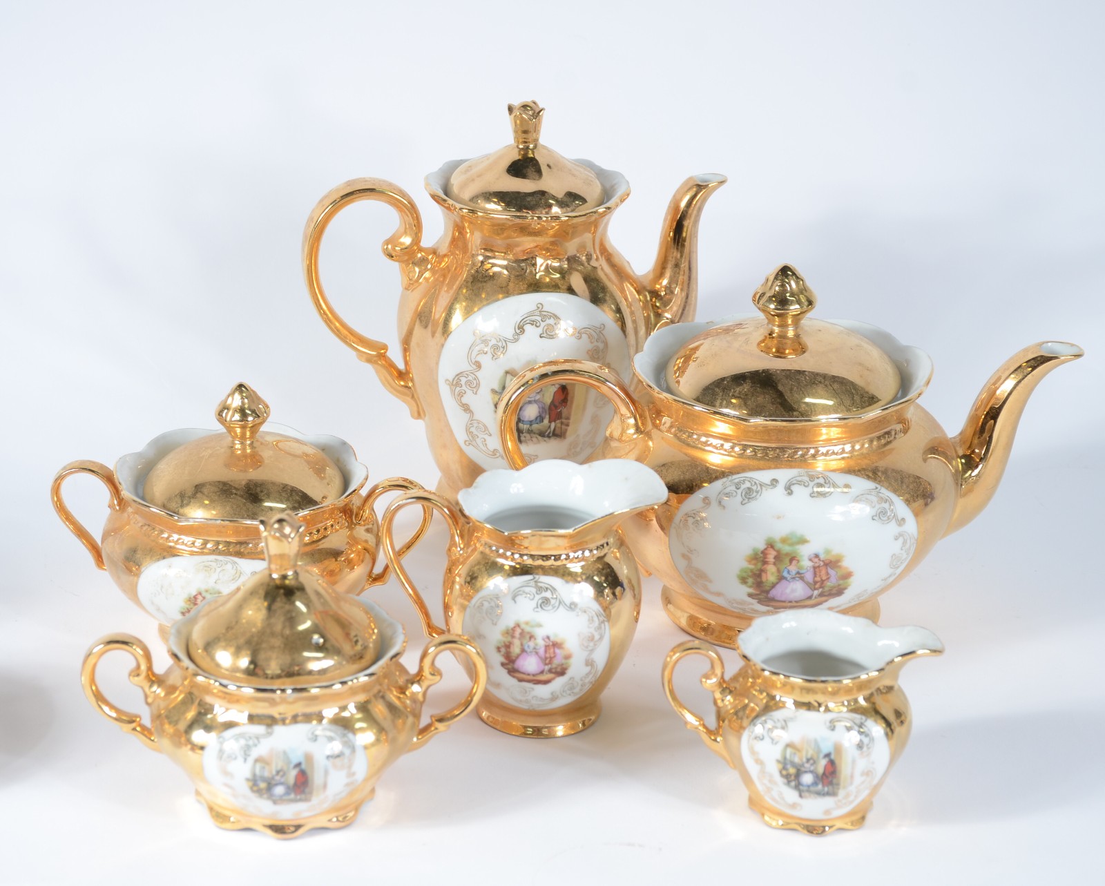 Serviço de chá de porcelana branca, decorado com cenas românticas em... - foto 2 de 7