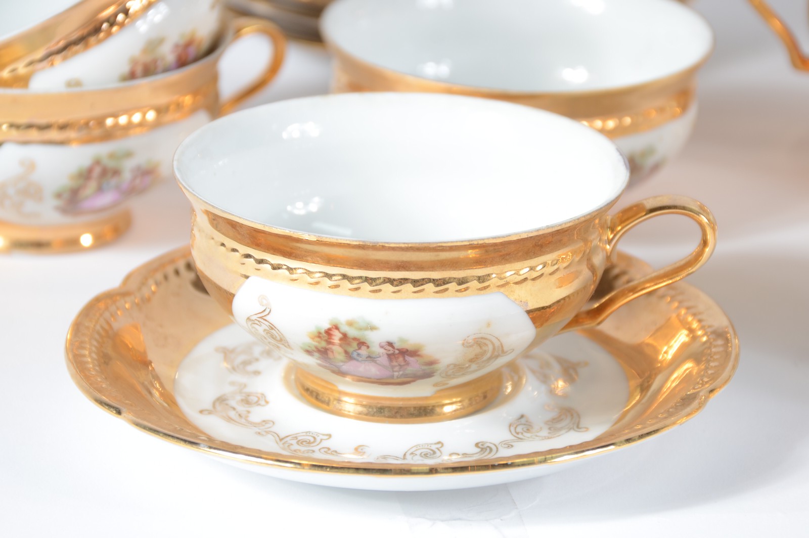 Serviço de chá de porcelana branca, decorado com cenas românticas em... - foto 4 de 7
