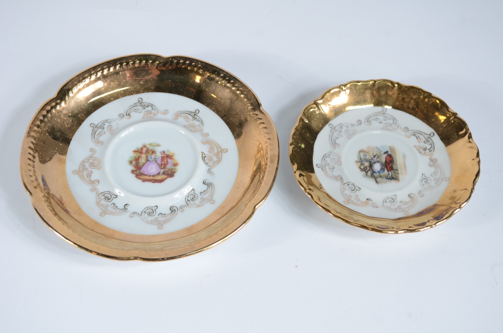 Serviço de chá de porcelana branca, decorado com cenas românticas em... - foto 6 de 7