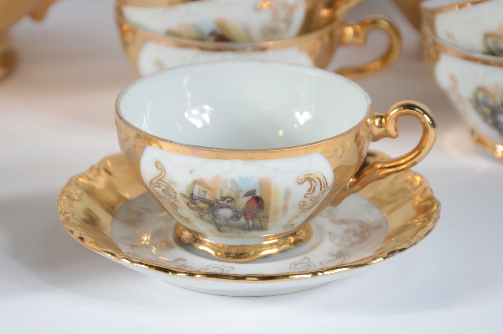 Serviço de chá de porcelana branca, decorado com cenas românticas em... - foto 5 de 7