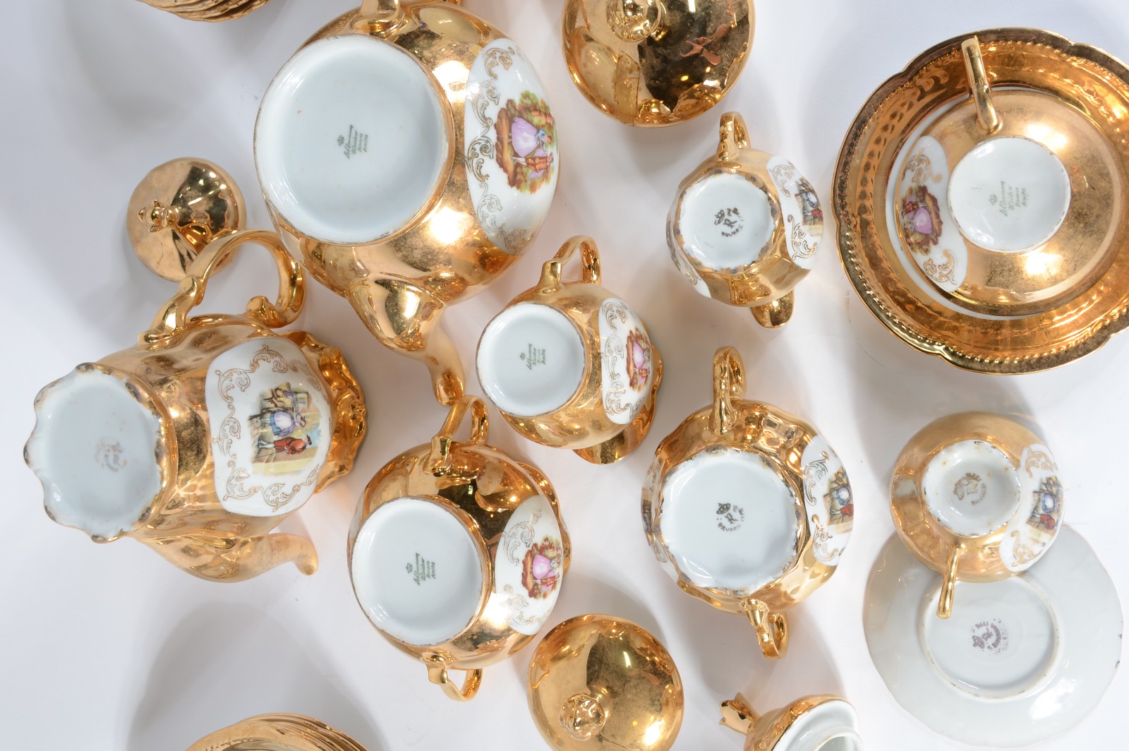 Serviço de chá de porcelana branca, decorado com cenas românticas em... - foto 7 de 7