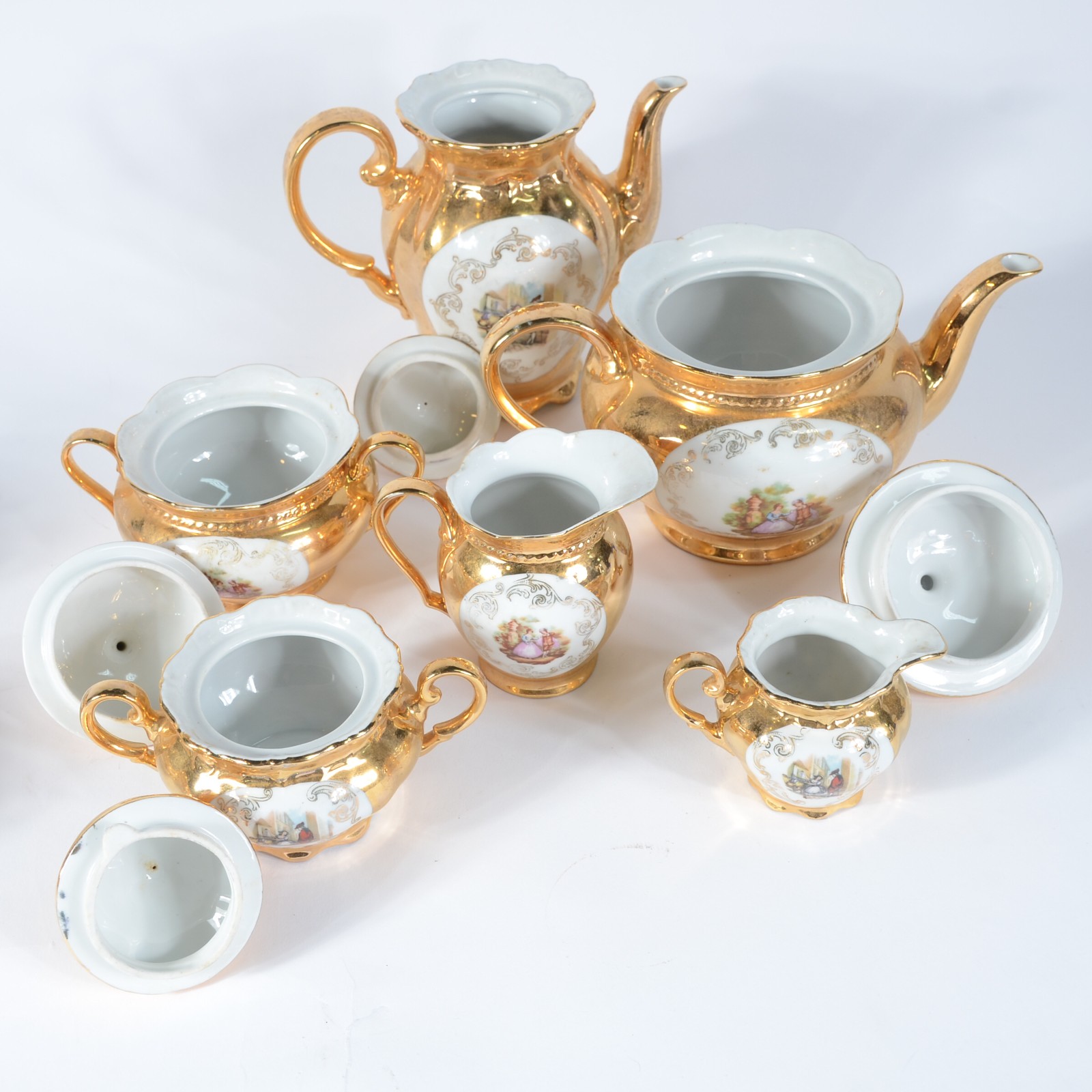 Serviço de chá de porcelana branca, decorado com cenas românticas em... - foto 3 de 7