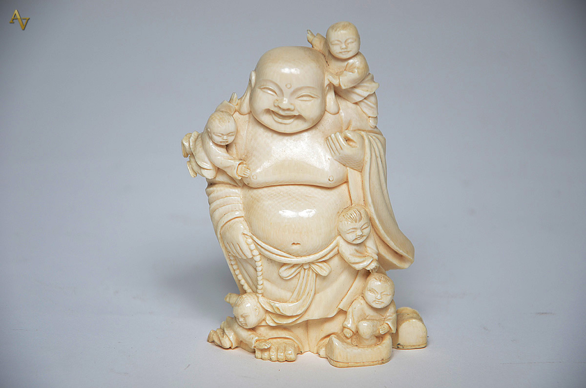 Escultura de marfim representando Buda da Felicidade com crianças... - foto 1 de 2