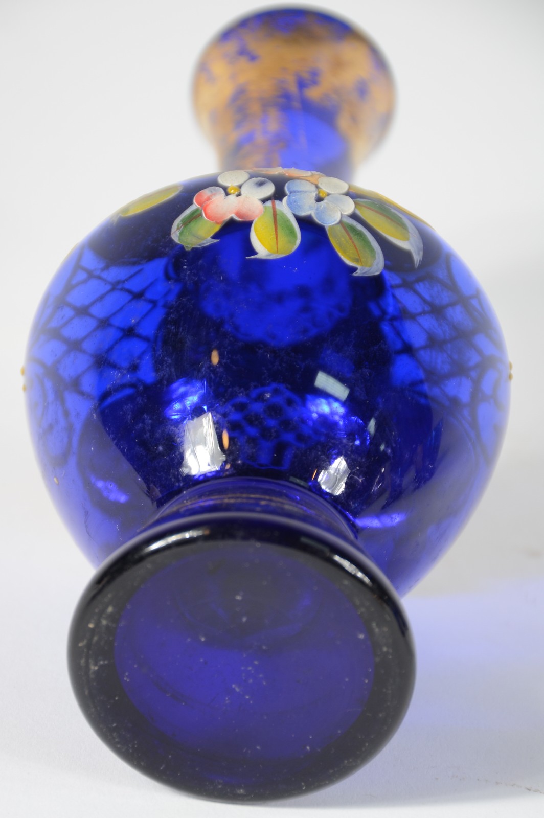 Conjunto de licoreira e 6 copinhos de vidro azul com pequenas flores... - foto 5 de 9