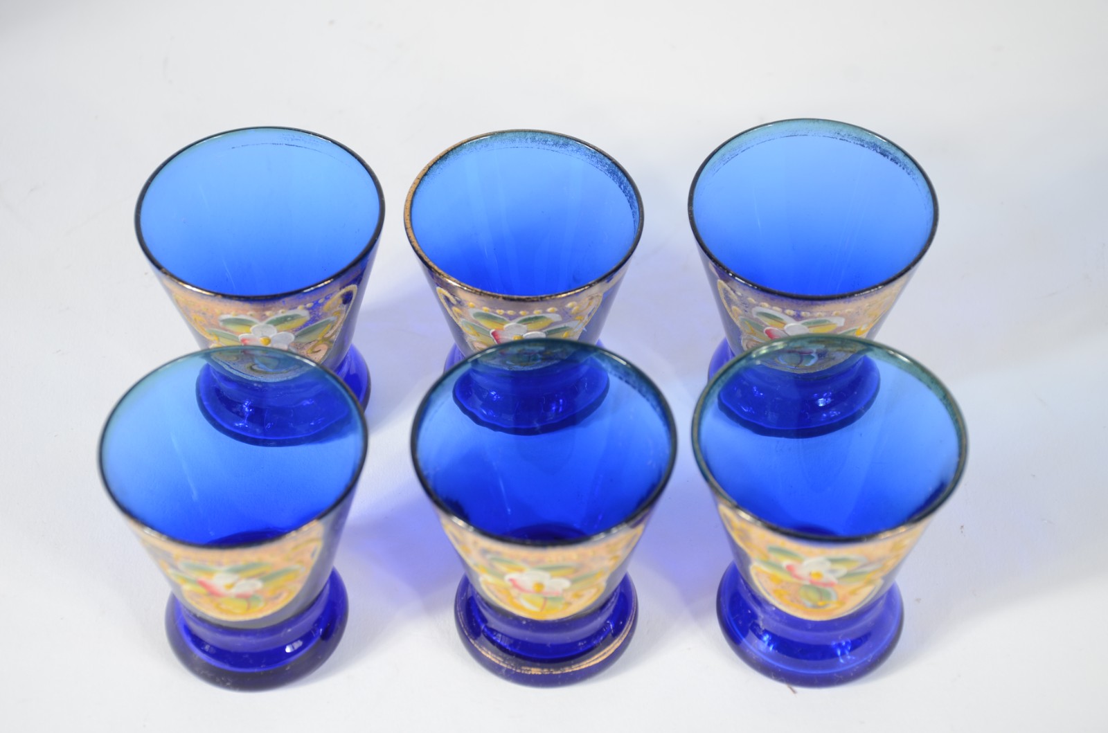 Conjunto de licoreira e 6 copinhos de vidro azul com pequenas flores... - foto 8 de 9