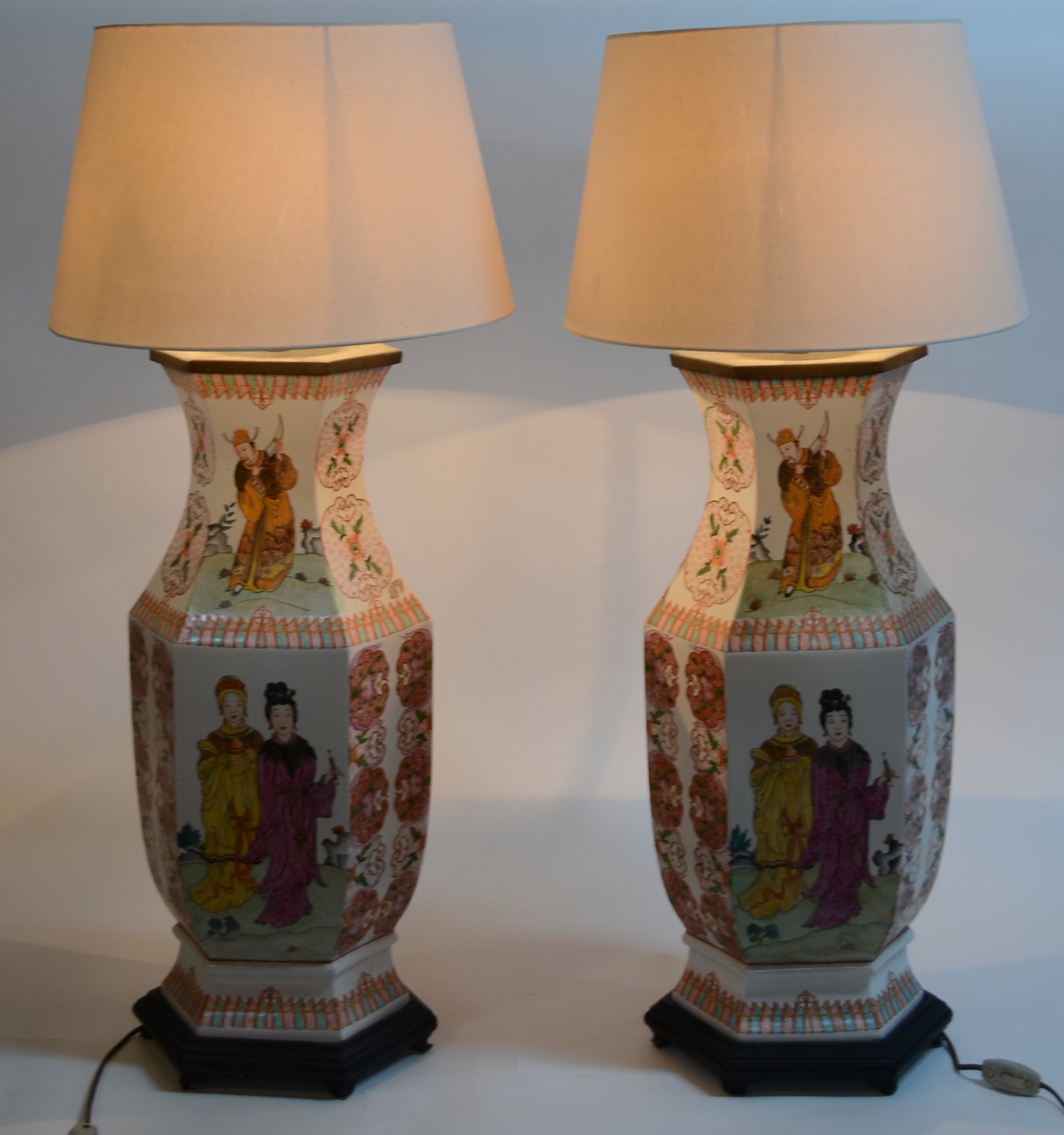 Par de abatjoures de porcelana oriental decorados com figuras típicas... - foto 7 de 9