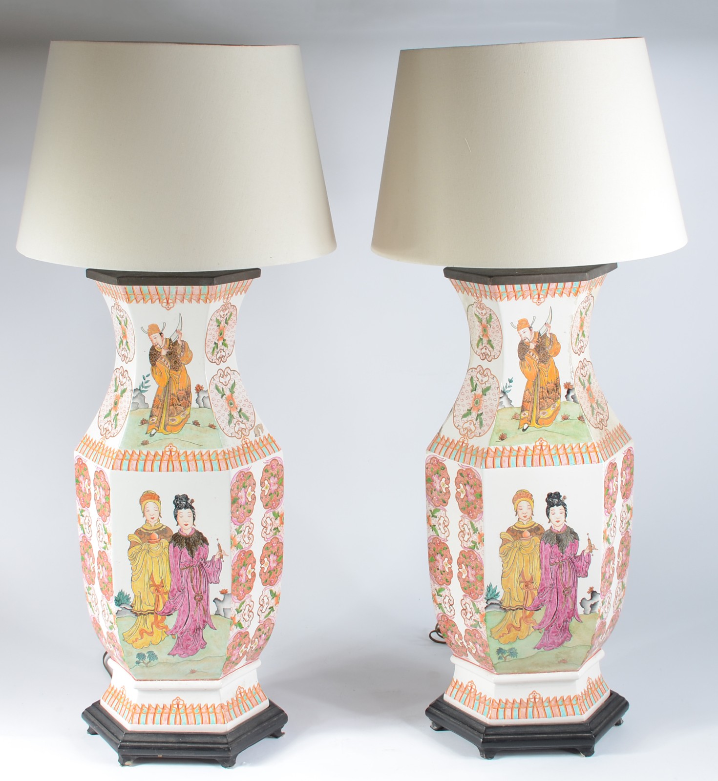 Par de abatjoures de porcelana oriental decorados com figuras típicas... - foto 1 de 9