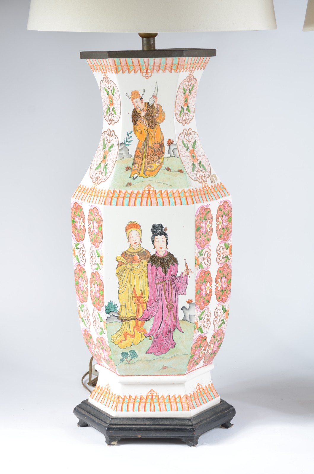 Par de abatjoures de porcelana oriental decorados com figuras típicas... - foto 6 de 9
