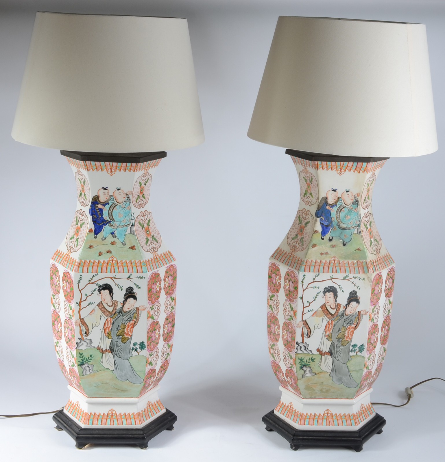 Par de abatjoures de porcelana oriental decorados com figuras típicas... - foto 2 de 9