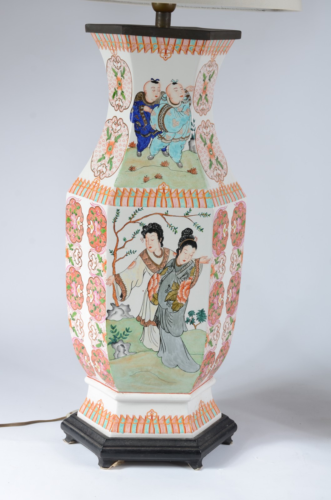 Par de abatjoures de porcelana oriental decorados com figuras típicas... - foto 5 de 9