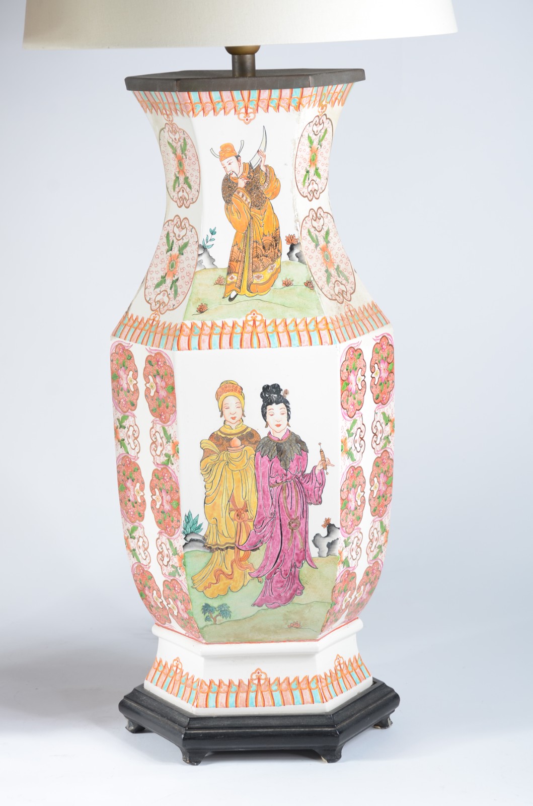 Par de abatjoures de porcelana oriental decorados com figuras típicas... - foto 4 de 9