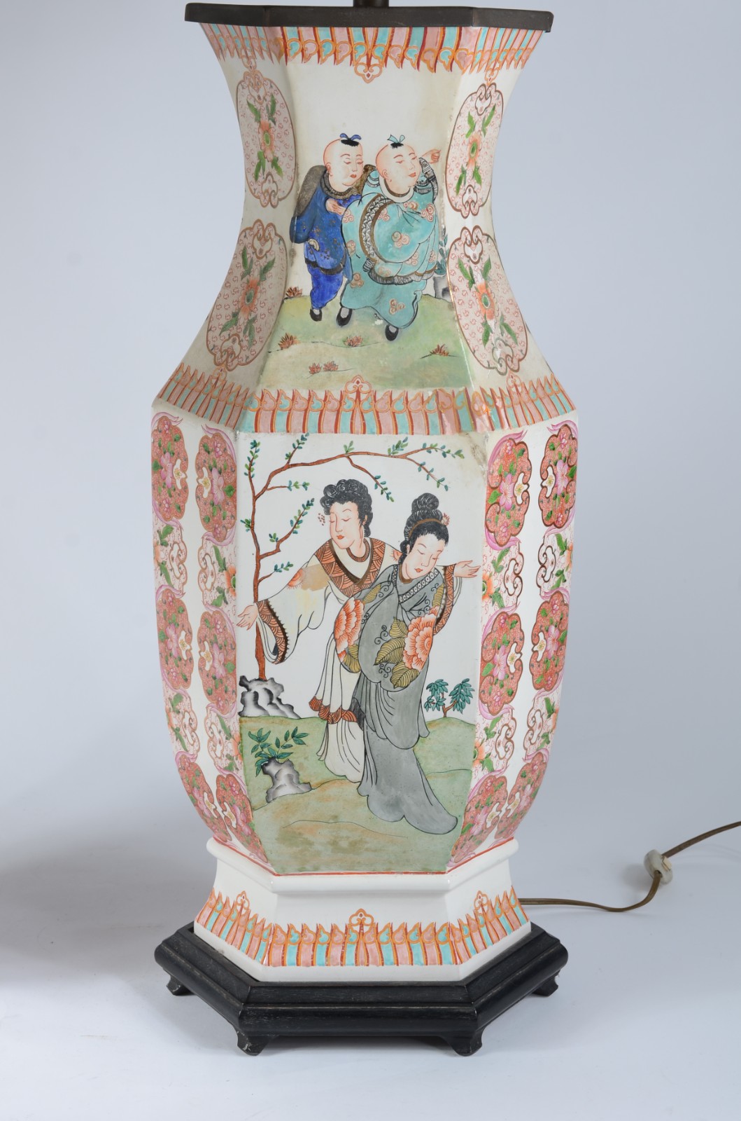 Par de abatjoures de porcelana oriental decorados com figuras típicas... - foto 3 de 9