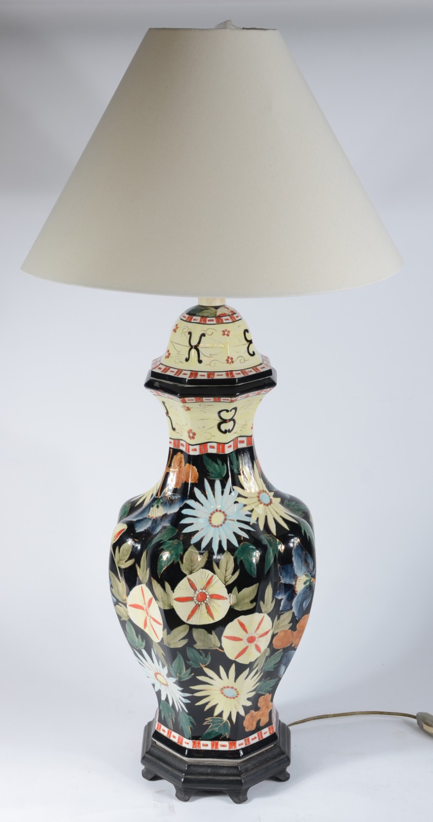 Abatjour de porcelana decoração floral, cúpula na cor bege. Altura... - foto 1 de 7