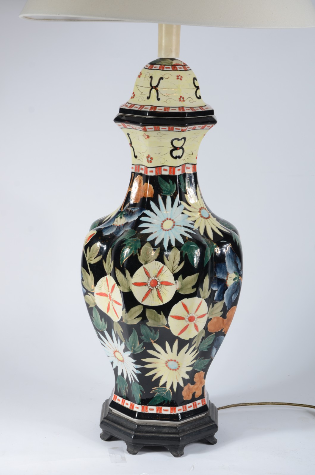 Abatjour de porcelana decoração floral, cúpula na cor bege. Altura... - foto 4 de 7