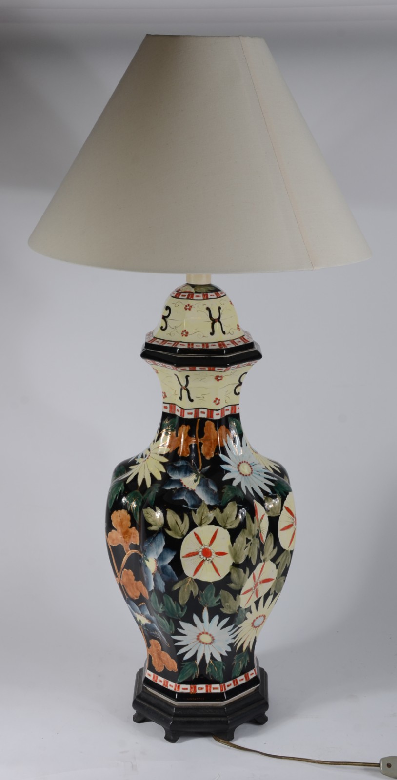 Abatjour de porcelana decoração floral, cúpula na cor bege. Altura... - foto 2 de 7