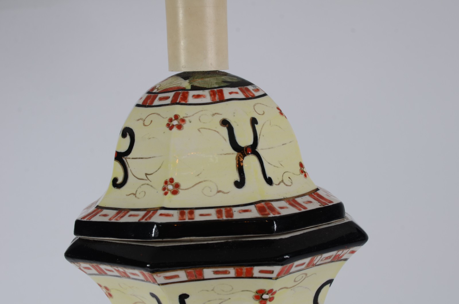 Abatjour de porcelana decoração floral, cúpula na cor bege. Altura... - foto 6 de 7