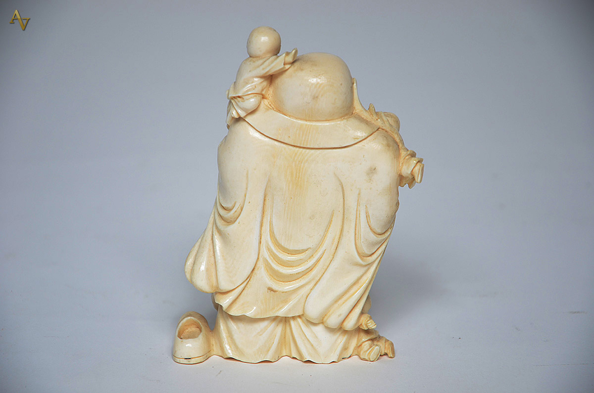Escultura de marfim representando Buda da Felicidade com crianças... - foto 2 de 2