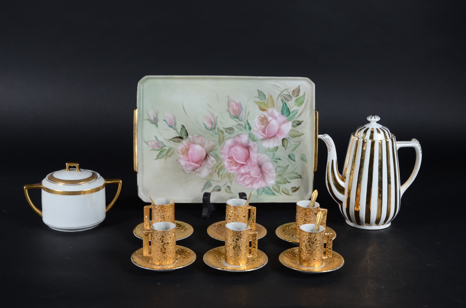 Diversas peças de porcelana, sendo: Bule com listras douradas; 6... - foto 1 de 11