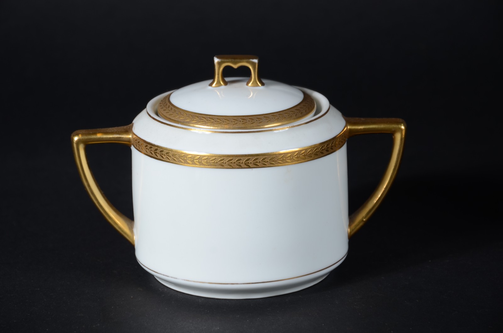 Diversas peças de porcelana, sendo: Bule com listras douradas; 6... - foto 2 de 11