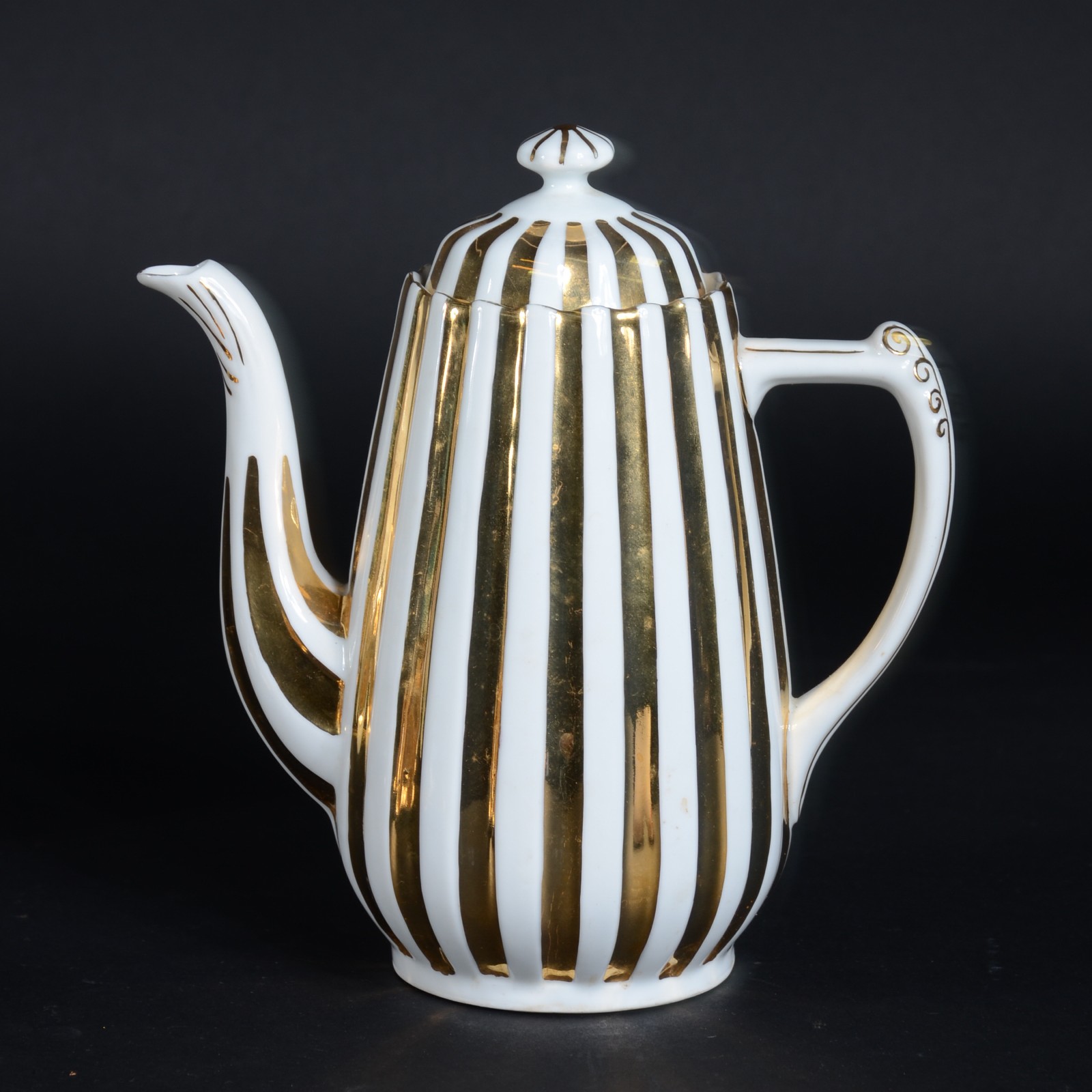Diversas peças de porcelana, sendo: Bule com listras douradas; 6... - foto 3 de 11