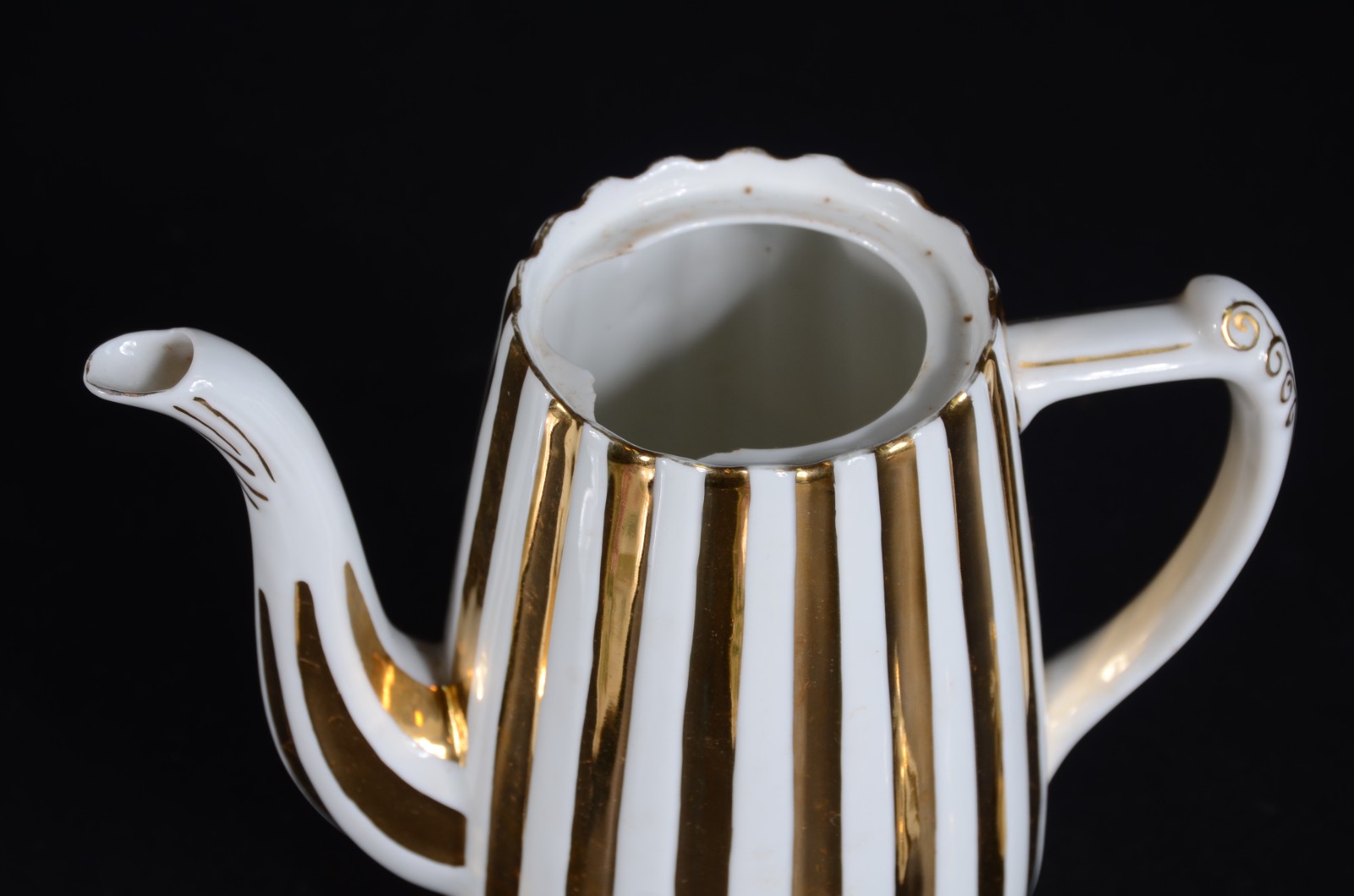 Diversas peças de porcelana, sendo: Bule com listras douradas; 6... - foto 8 de 11