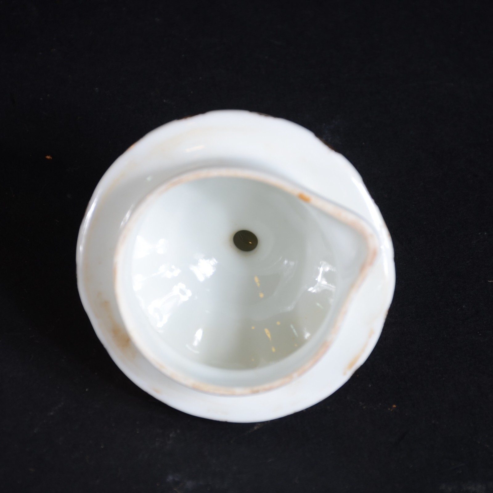 Diversas peças de porcelana, sendo: Bule com listras douradas; 6... - foto 10 de 11