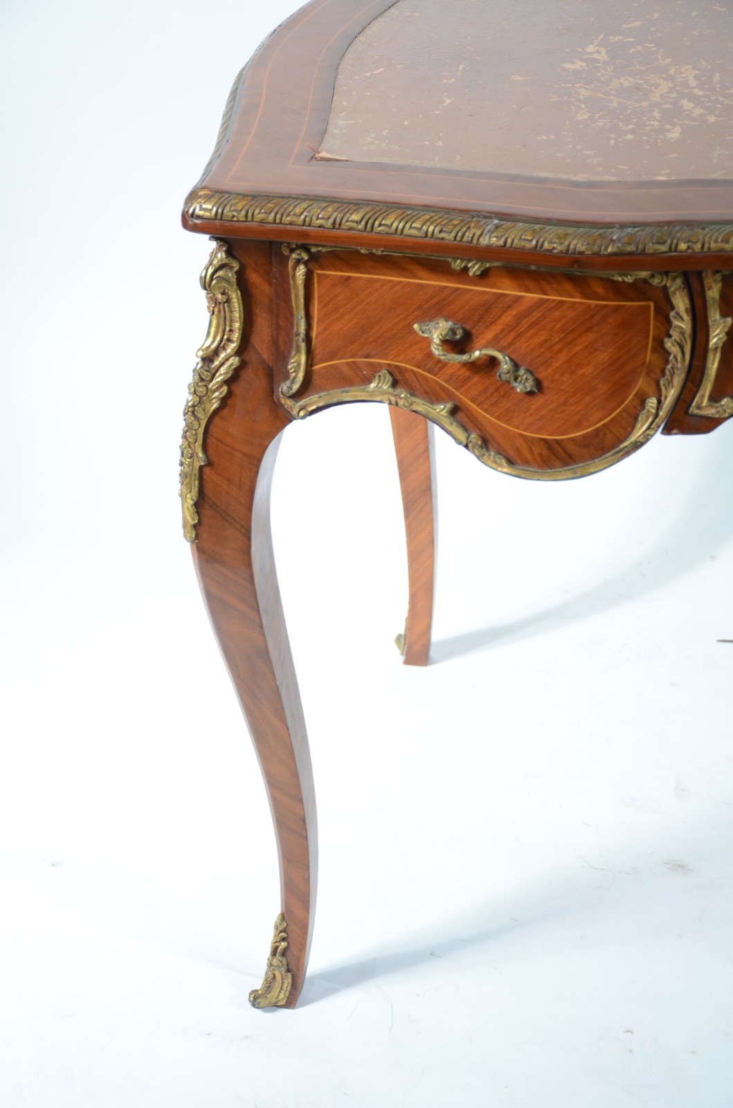 Mesa bureau de madeira parquetada, estilo frances, tampo de couro... - foto 2 de 10