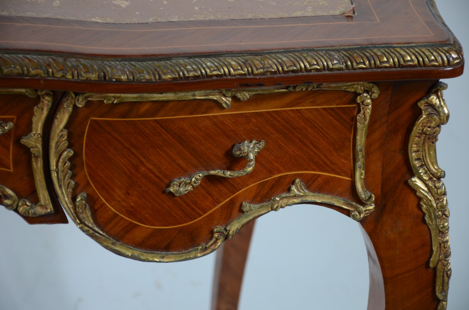 Mesa bureau de madeira parquetada, estilo frances, tampo de couro... - foto 5 de 10