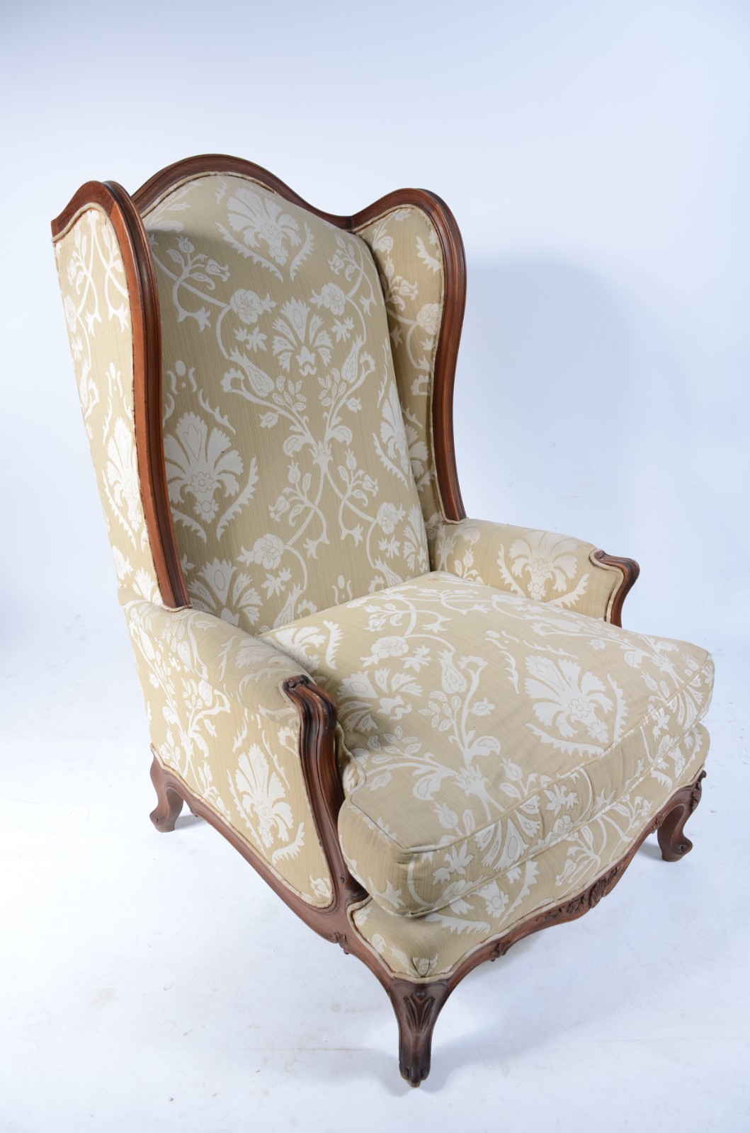 Poltrona bergere de madeira nobre estofada e forrada com tecido floral - foto 1 de 9
