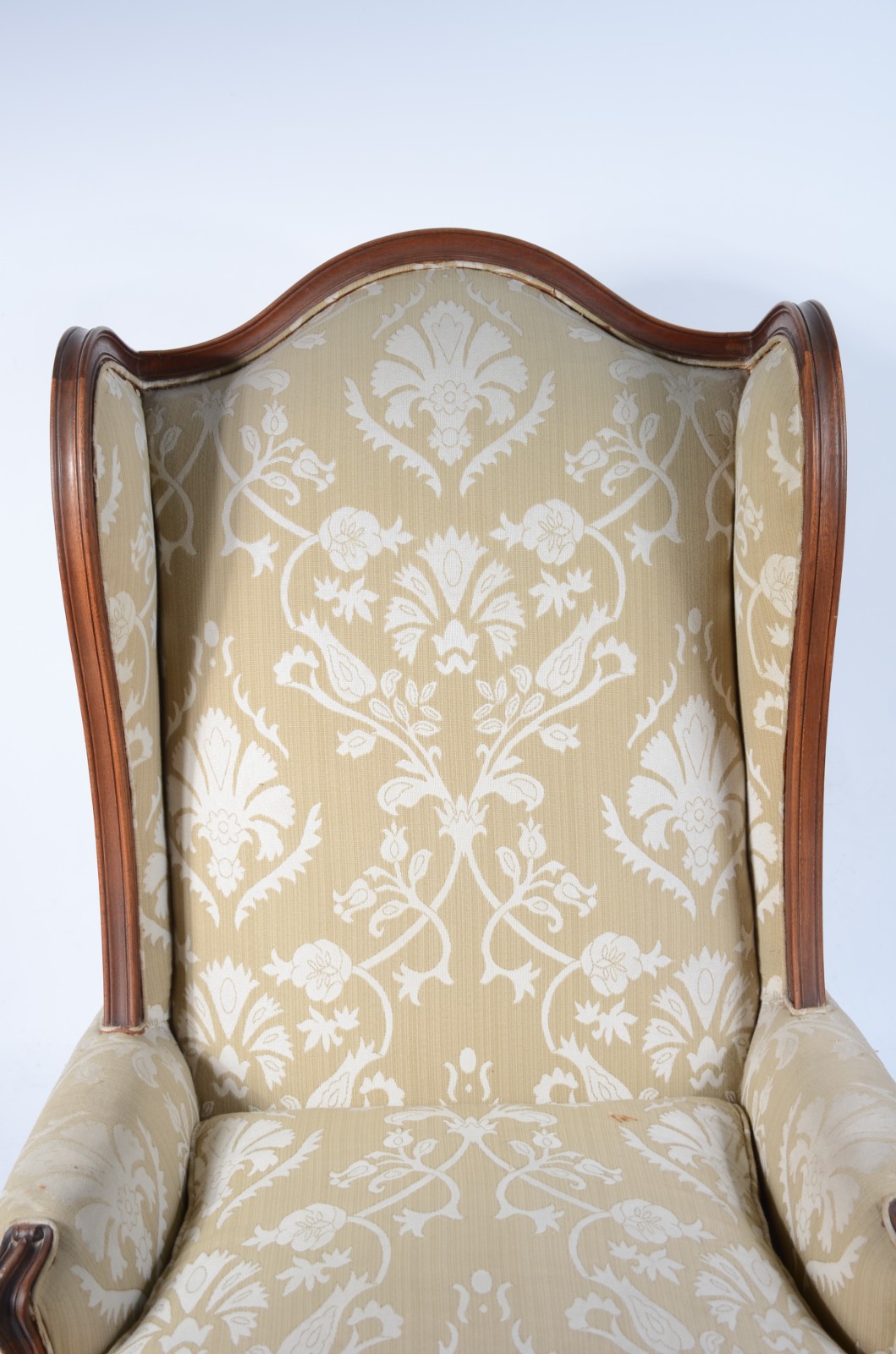 Poltrona bergere de madeira nobre estofada e forrada com tecido floral - foto 4 de 9