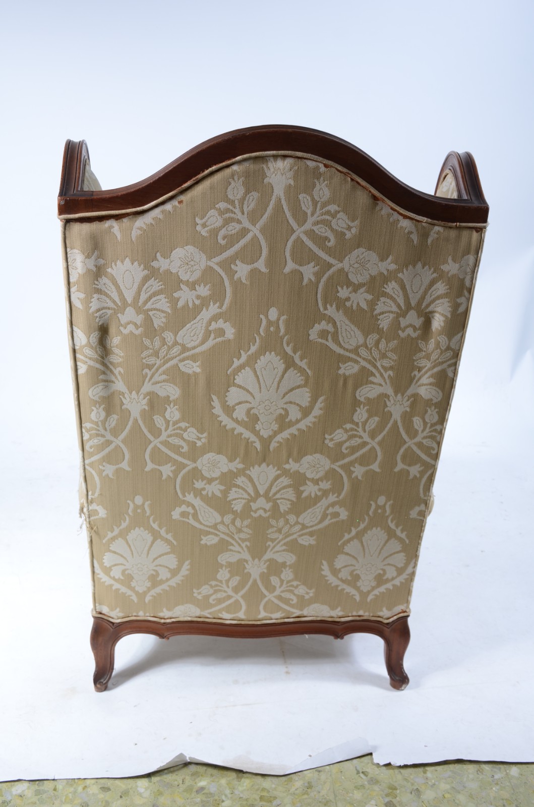 Poltrona bergere de madeira nobre estofada e forrada com tecido floral - foto 8 de 9